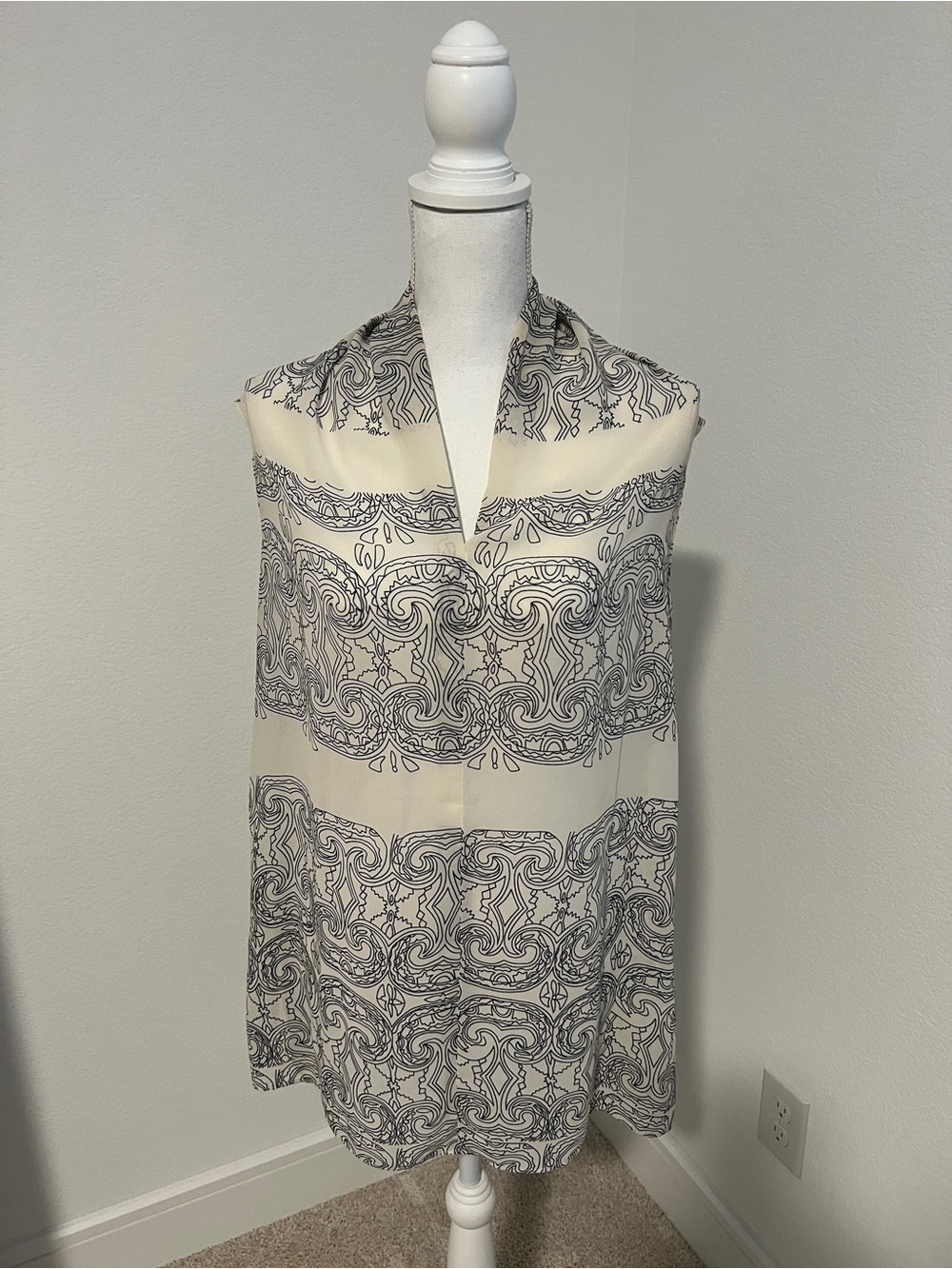 Like New Women’s Cabi Classic Cream & Black Sleeveless Blouse - Lg